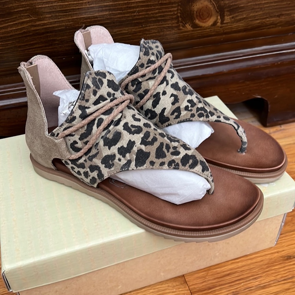 Very G Sparta sandals. Tan Leopard. Size 8.